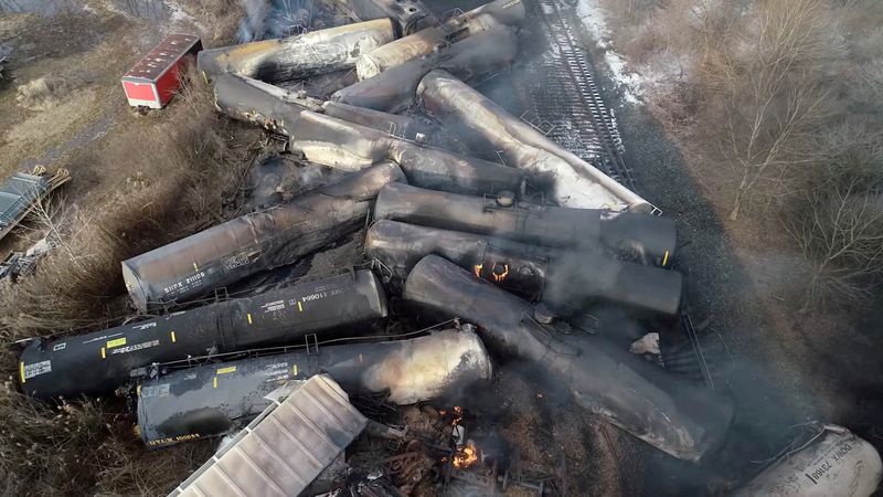 © Reuters. FILE PHOTO: Drone footage shows the freight train derailment in East Palestine, Ohio, U.S., February 6, 2023 in this screengrab obtained from a handout video released by the NTSB. NTSBGov/Handout via REUTERS/File Photo