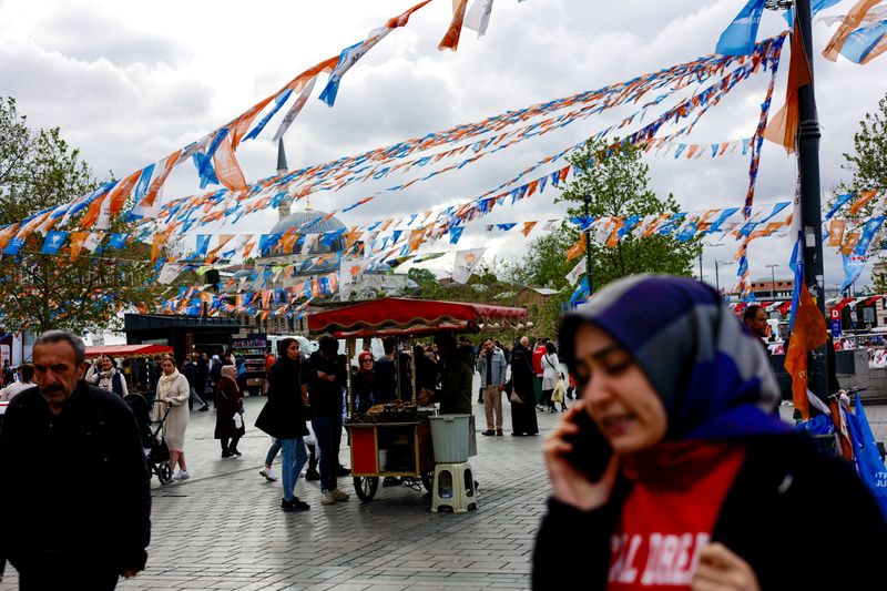 &copy; Reuters. People walk at Eminonu Square decorated by Turkish President Tayyip Erdogan’s ruling AK Party flags ahead of the May 14 presidential and parliamentary elections, in Istanbul, Turkey May 10, 2023. REUTERS/Murad Sezer 
