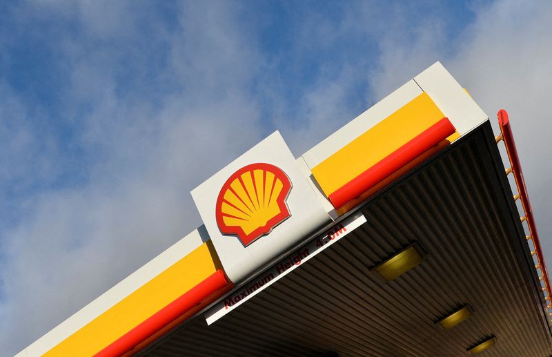&copy; Reuters. FILE PHOTO: Shell branding is seen at a petrol station in West London, January 29, 2015. REUTERS/Toby Melville/File Photo