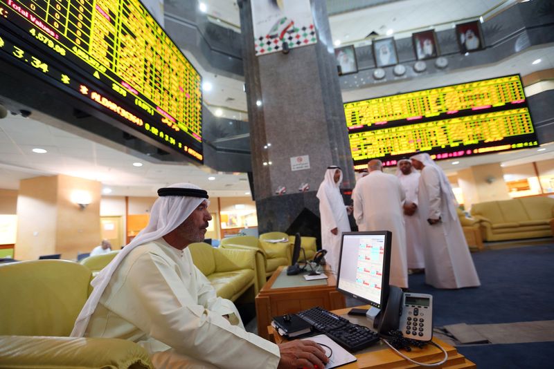 &copy; Reuters. متعاملون يتابعون حركة تداول الأسهم على مؤشر بورصة دبي في صورة من أرشيف رويترز . 