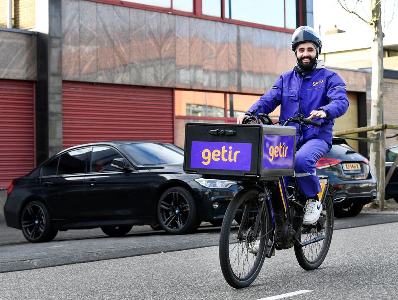 &copy; Reuters. FILE PHOTO: A courier of the fast grocery deliverer Getir rides a bike as Amsterdam and Rotterdam have moved to ban new "dark store" delivery hubs in the city centres, in Amsterdam, Netherlands February 8, 2022. REUTERS/Piroschka van de Wouw