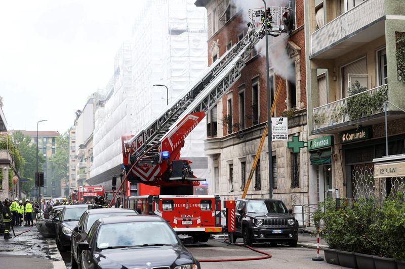 &copy; Reuters. I Vigili del fuoco cercano di spegnere un incendio nel centro di Milano. 11 maggio 2023. REUTERS/Claudia Greco