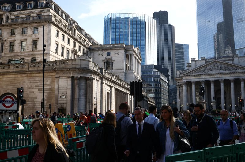 &copy; Reuters. FILE PHOTO: People walk outside the Bank of England in the City of London financial district in London, Britain May 11, 2023. REUTERS/Henry Nicholls