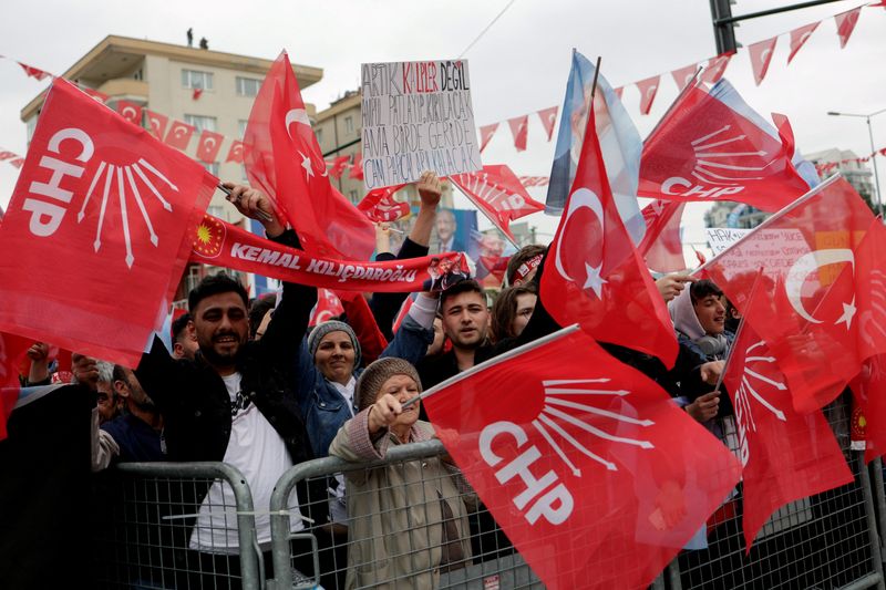 &copy; Reuters. Apoiadores do candidato Kemal Kilicdaroglu se reúnem durante comício, em Bursa, Turquia
11/05/2023
REUTERS/Murad Sezer