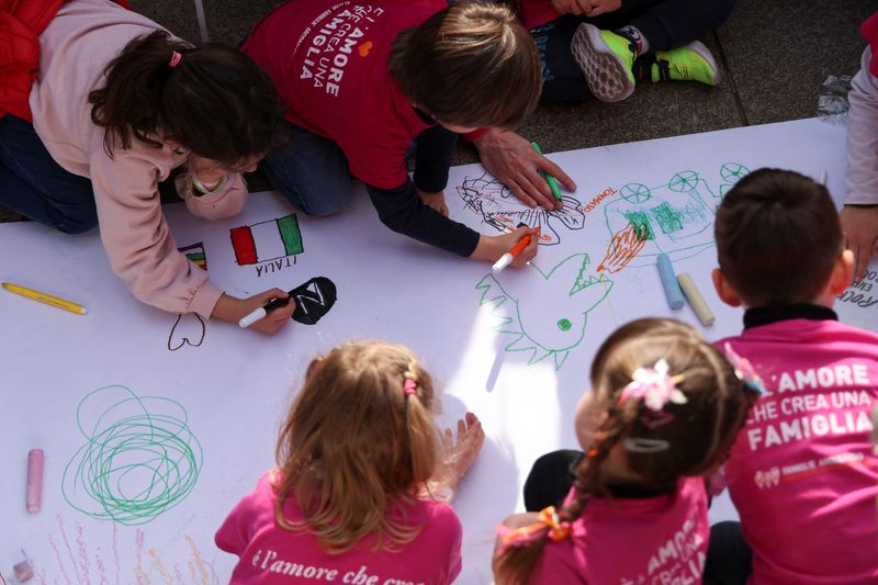 Italie: Des écoles vont fermer faute d'enfants, dit un ministre