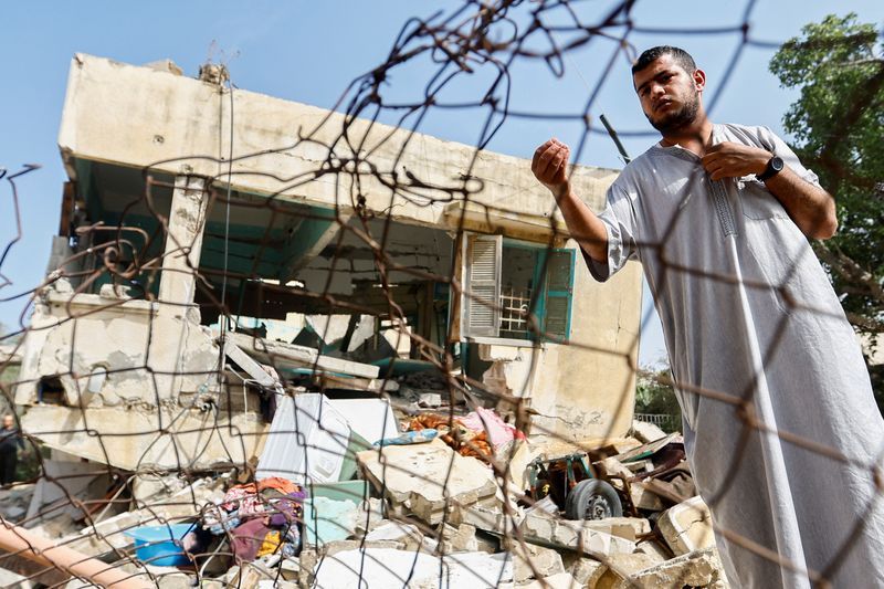 &copy; Reuters. Homem em meio a destroços de casa destruída por ataque de Israel na Faixa de Gaza
11/05/2023
REUTERS/Ibraheem Abu Mustafa