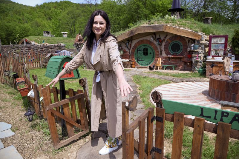 &copy; Reuters. Milijana Milicevic pousa em frente de casa de Hobbit, em Rakova Noga, Bósnia e Herzegovina
09/05/2023
REUTERS/Amel Emric