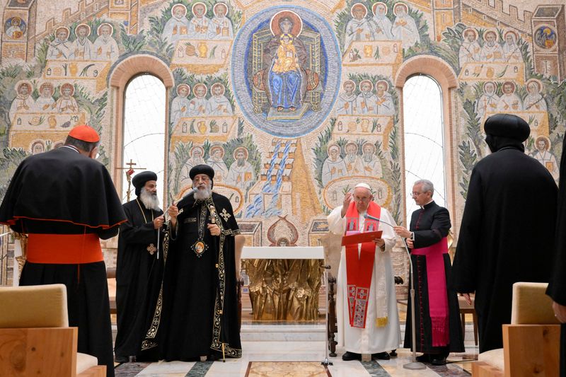 © Reuters. Pope Francis and Pope Tawadros II, the 118th Pope of the Coptic Orthodox Church of Alexandria and Patriarch of the See of St. Mark Cathedral, meet in The Redemptoris Mater Chapel at the Vatican May 11, 2023.  Vatican Media/­Handout via REUTERS 