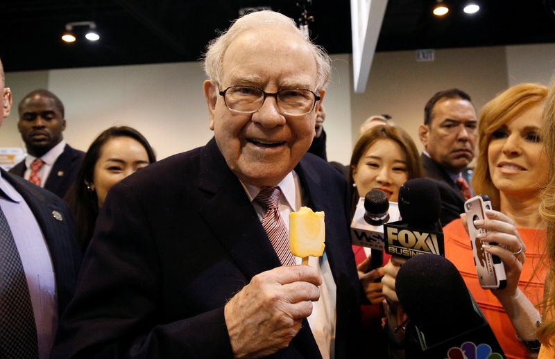&copy; Reuters. Berkshire Hathaway chairman and CEO Warren Buffett enjoys an ice cream treat from Dairy Queen before the Berkshire Hathaway annual meeting in Omaha, Nebraska, U.S. May 6, 2017. REUTERS/Rick Wilking