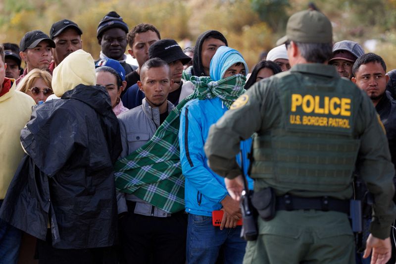 &copy; Reuters. Migrantes na fronteira México-EUA, perto de San Diego, Califórnia, EUA
08/05/2023
REUTERS/Mike Blake