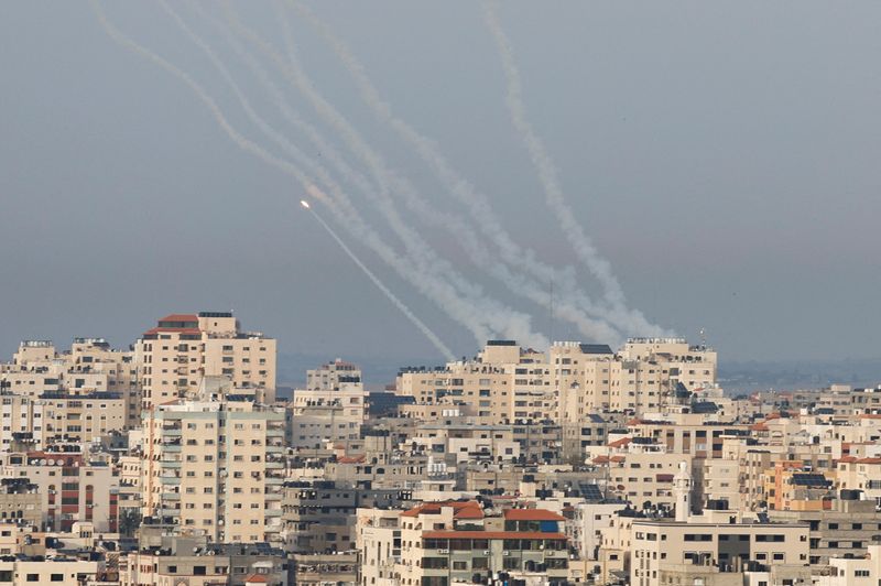 © Reuters. Rockets are fired from Gaza into Israel, in Gaza May 11, 2023. REUTERS/Mohammed Salem 