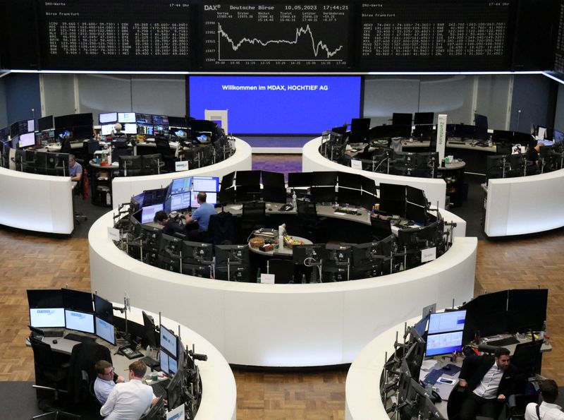 &copy; Reuters. شاشة إلكترونية تعرض حركة تداول الأسهم على مؤشر داكس في بورصة فرانكفورت الألمانية يوم الأربعاء . تصوير : رويترز .