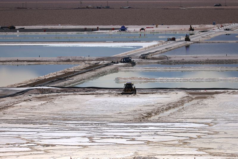 &copy; Reuters. FILE PHOTO: A general view shows the brine pools of Albemarle Chile lithium plant placed on the Atacama salt flat, Chile, May 4, 2023. REUTERS/Ivan Alvarado