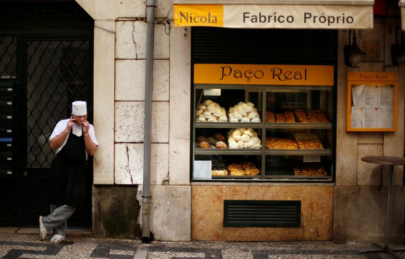 &copy; Reuters. Homem fuma do lado de fora de padaria em Lisboa
02/04/2014 REUTERS/Rafael Marchante