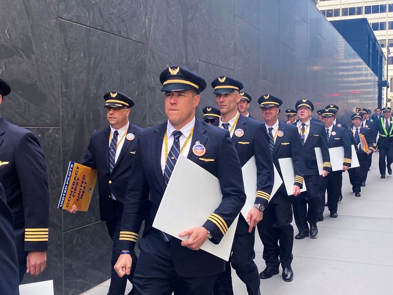 &copy; Reuters. FILE PHOTO: United Airlines pilots protest for a new contract in downtown Chicago, Illinois, U.S, April 19, 2023. REUTERS/Caroline Stauffer