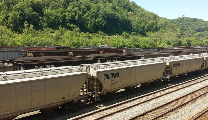 © Reuters. FILE PHOTO: Coal trains approach Norfolk Southern's Williamson rail yard in Williamson, West Virginia at the border of Pike County, Kentucky May 13, 2015. Valerie Volcovici/File Photo