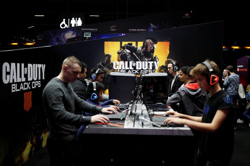 &copy; Reuters. FILE PHOTO: Gamers play Call of Duty: Black Ops 4 at the Paris Games Week (PGW), a trade fair for video games in Paris, France, October 25, 2018. REUTERS/Benoit Tessier