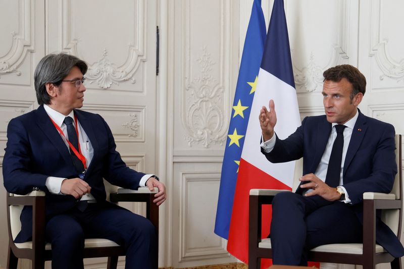 © Reuters. FILE PHOTO: France's President Emmanuel Macron speaks with ProLogium's CEO Vincent Yang during a meeting as part of the 5th edition of the 