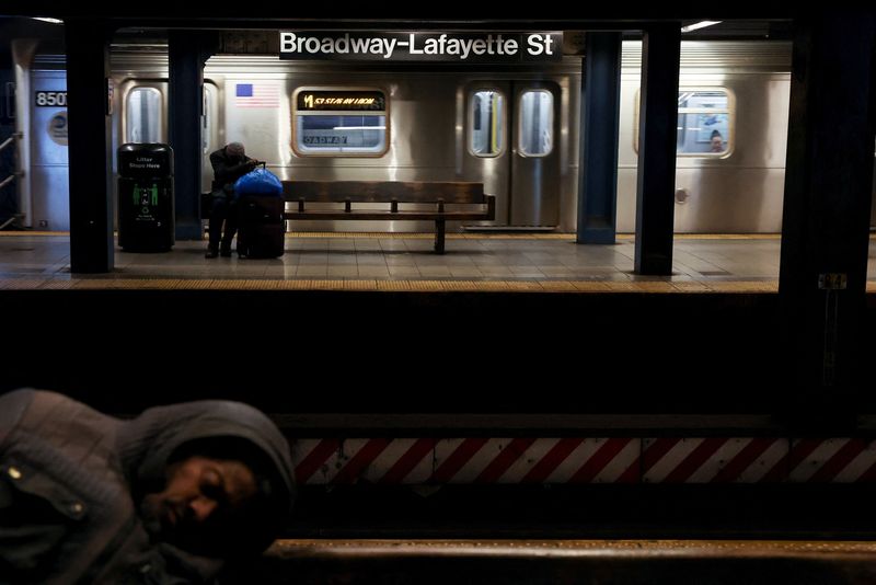 &copy; Reuters. Homem dorme em plataforma do metrô de Nova York próxima de onde Jordan Neely morreu
09/05/2023
REUTERS/Shannon Stapleton