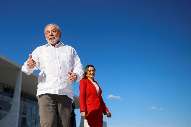 &copy; Reuters. O presidente do Brasil, Luiz Inácio Lula da Silva, caminha na rampa do Palácio do Planalto com a esposa Janja, antes de se encontrar com apoiadores em Brasília
10/05/2023
REUTERS/Adriano Machado