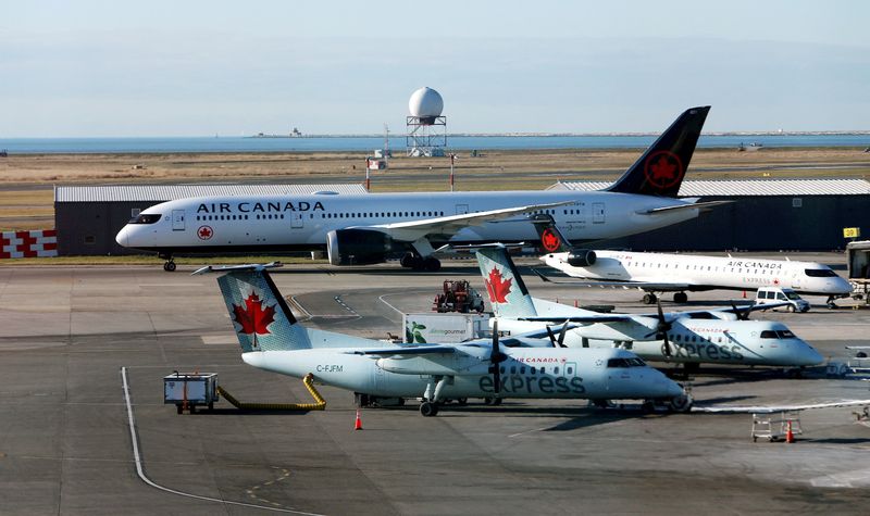 &copy; Reuters. FILE PHOTO: Air Canada airplanes are pictured at Vancouver's international airport in Richmond, British Columbia, Canada, February 5, 2019.  REUTERS/Ben Nelms/File Photo