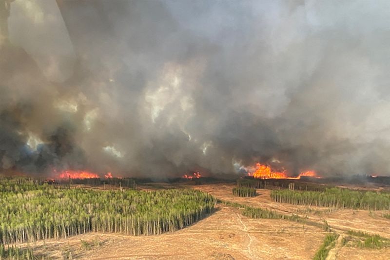 &copy; Reuters. أعمدة دخان تتصاعد من حرائق غابات في ألبرتا في كندا يوم الخامس من مايو أيار 2023. صورة لرويترز من مكافحة إطفاء الحرائق في ألبرتا. 