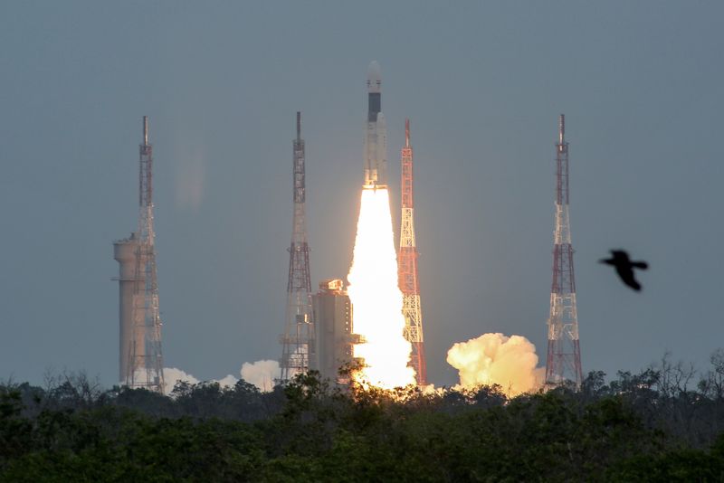 © Reuters. FILE PHOTO: India's Geosynchronous Satellite Launch Vehicle Mk III-M1 blasts off carrying Chandrayaan-2, from the Satish Dhawan Space Centre at Sriharikota, India, July 22, 2019. REUTERS/P. Ravikumar