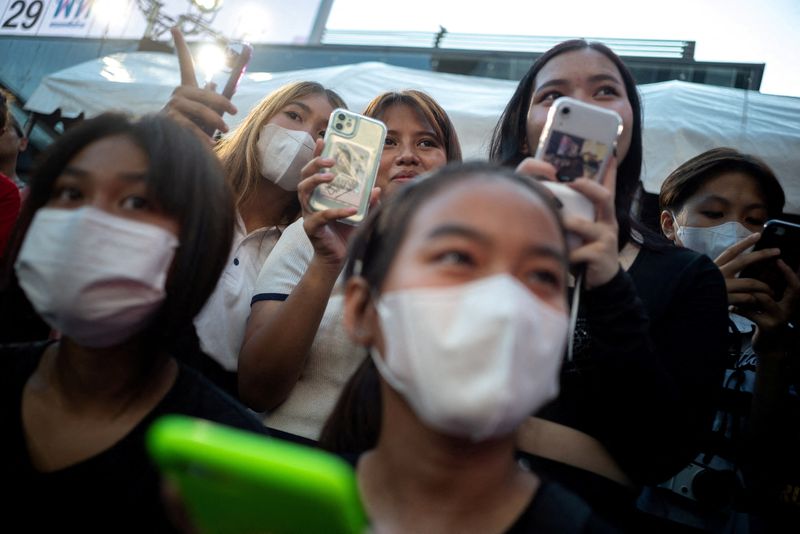 &copy; Reuters. FILE PHOTO: Pheu Thai's supporters attend a campaign event for the upcoming general election in Bangkok, Thailand, May 5, 2023. REUTERS/Athit Perawongmetha/File Photo