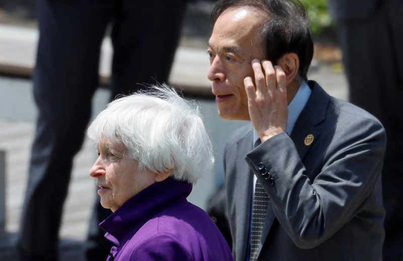 &copy; Reuters. La segretaria al Tesoro statunitense Janet Yellen e il governatore della Banca del Giappone Kazuo Ueda alla riunione dei ministri delle Finanze del G7 a Niigata, Giappone, 12 maggio 2023. REUTERS/Issei Kato