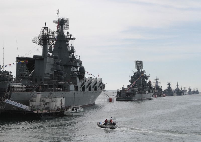 &copy; Reuters. سفن تابعة للأسطول الروسي ترسو في خليج بميناء سيفاستوبول على البحر الأسود بشبه جزيرة القرم في صورة من أرشيف رويترز . 