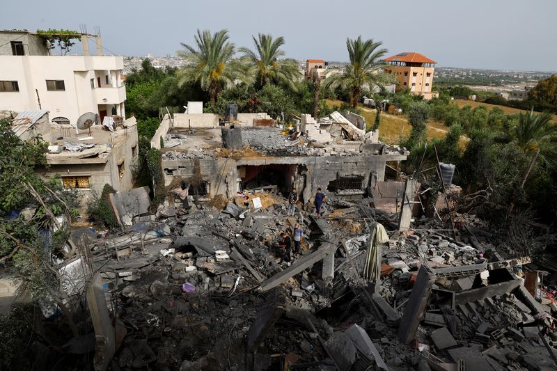 &copy; Reuters. Une vue des conséquences des frappes israéliennes meurtrières, dans le nord de la bande de Gaza. /Photo prise le 12 mai 2023/REUTERS/Mohammed Salem