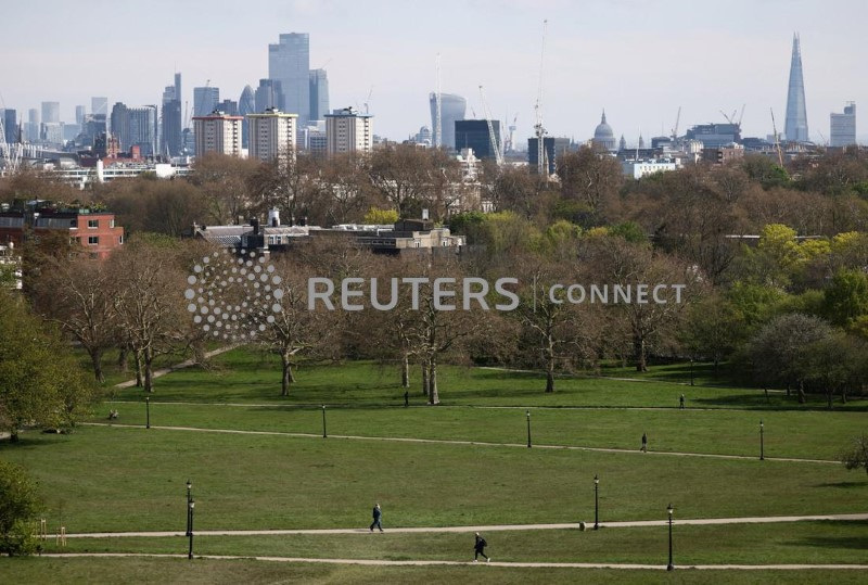 &copy; Reuters. Pessoas caminham pela Primrose Hill, em Londres
17/04/2023. REUTERS/Henry Nicholls
