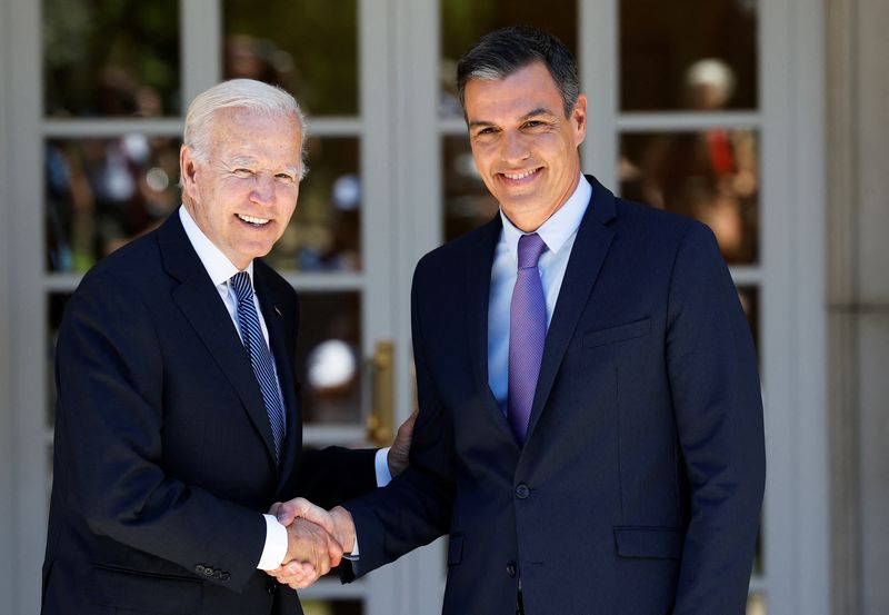 &copy; Reuters. الرئيس الأمريكي جو بايدن يرحب برئيس الوزراء الإسباني بيدرو سانتشيث في قصر مونكلوا قبل قمة لحلف شمال الأطلسي في مدريد يوم 28 يونيو حزيران 2022. 