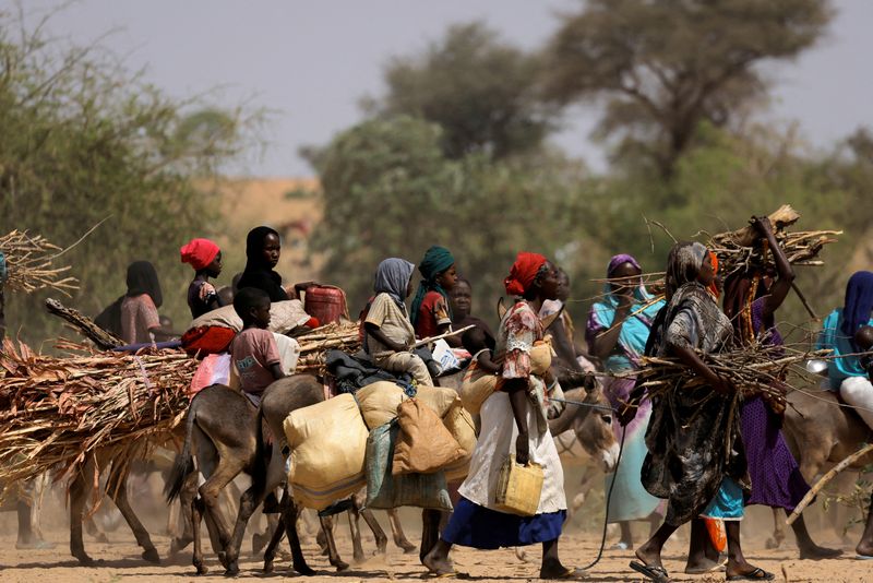 &copy; Reuters. FOTO DE ARCHIVO: Un grupo de refugiados sudaneses que huyen de la violencia en la región de Darfur cerca de la frontera entre Sudán y Chad en Goungour, Chad, el 8 de mayo de 2023. REUTERS/Zohra Bensemra