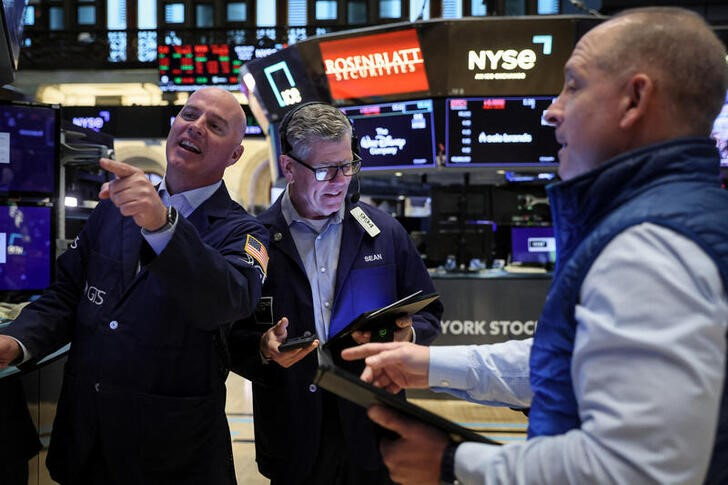 &copy; Reuters. Varios operadores trabajan en la Bolsa de Nueva York, EEUU. 11 mayo 2023. REUTERS/Brendan McDermid