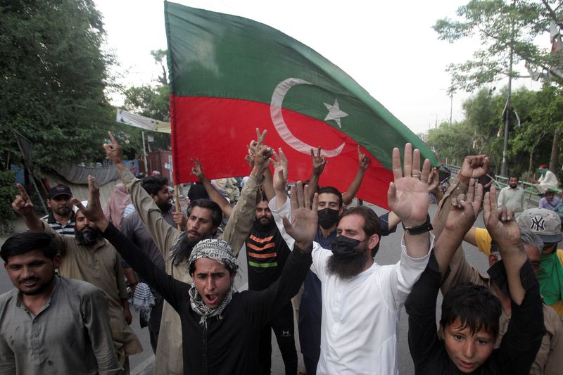 &copy; Reuters. Apoiadores do ex-premiê paquistanês Imran Khan celebram sua libertação, em Lahore, Paquistão
11/05/2023
REUTERS/Mohsin Raza