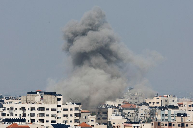 &copy; Reuters. الدخان يتصاعد في سماء غزة بعد ضربة إسرائيلية يوم الجمعة. تصوير: محمد سالم - رويترز. 