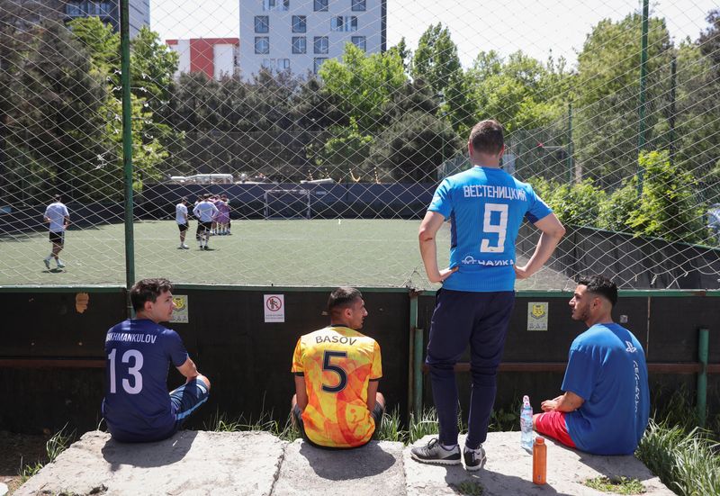 &copy; Reuters. Futebolistas amadores de liga formada principalmente por estrangeiros jogam em Tbilisi, na Geórgia
06/05/2023
REUTERS/Irakli Gedenidze