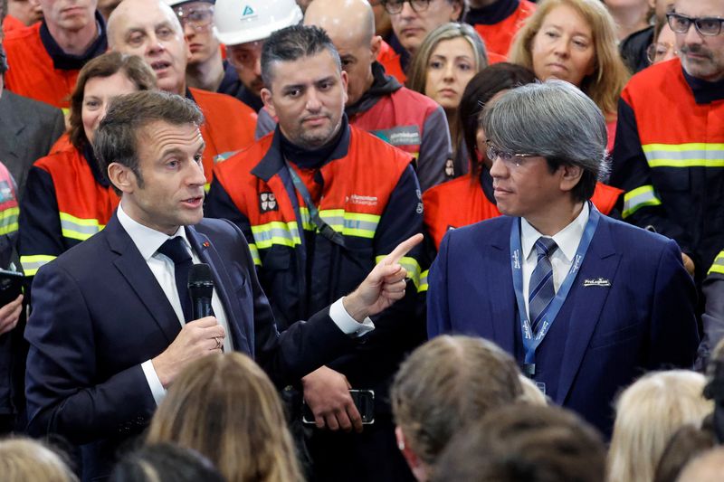 &copy; Reuters. Emmanuel Macron s'adresse à des employés à côté de Vincent Yang, dirigeant de ProLogium, lors de sa visite de l'usine Aluminium Dunkerque à Dunkerque, la ville choisie par la société taïwanaise ProLogium pour construire une gigafactory de batteri