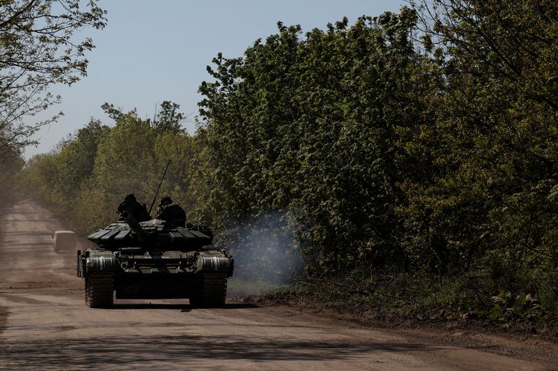 © Reuters. Soldados ucranianos andam em tanque em uma estrada para a cidade de Bakhmut, na região de Donetsk, Ucrânia
12/05/2023
REUTERS/Sofiia Gatilova  