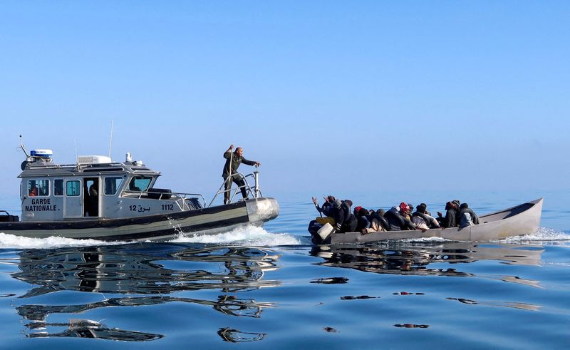&copy; Reuters. La guardia costiera della Tunisia ferma un barcone di migranti al largo della costa di Sfax. REUTERS/Jihed Abidellaoui/File Photo