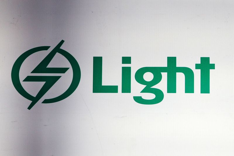 © Reuters. Logo da companhia de eletricidade Light, na B3 
25/07/2019
REUTERS/Amanda Perobelli