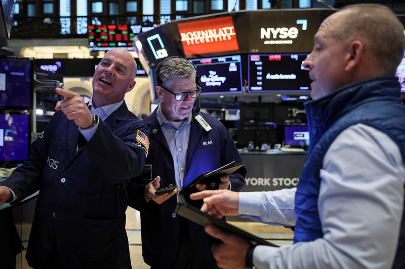 © Reuters. Traders work on the floor of the New York Stock Exchange (NYSE) in New York City, U.S., May 11, 2023. REUTERS/Brendan McDermid