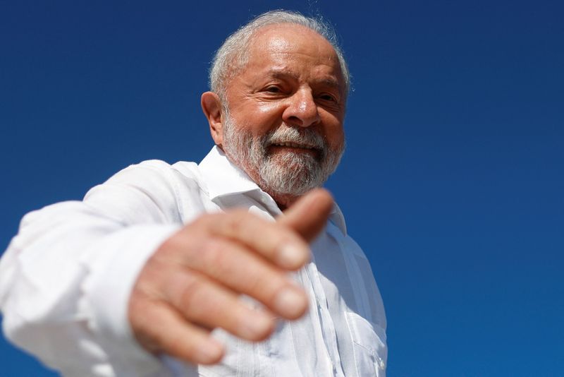 &copy; Reuters. O presidente Luiz Inácio Lula da Silva caminha na rampa do Palácio do Planalto, antes de se encontrar com apoiadores em Brasília
10/05/2023
REUTERS/Adriano Machado