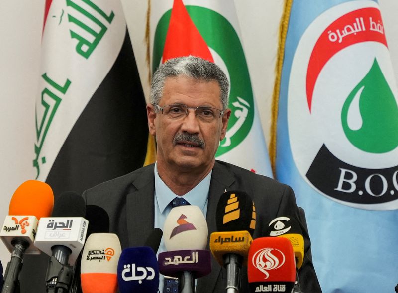 &copy; Reuters. Le ministre irakien du pétrole, Hayan Abdel-Ghani, s'exprime lors d'une conférence de presse sur le site pétrolier de Majnoon, près de Bassorah, en Irak. /Photo prise le 12 mai 2023/REUTERS/Essam Al-Sudani