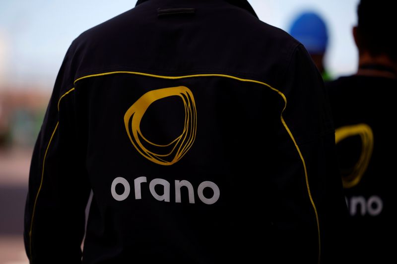 &copy; Reuters. Le logo d'Orano sur la veste d'un employé sur le chantier du réacteur nucléaire européen à eau pressurisée (EPR) de troisième génération à Flamanville, en France. /Photo d'archives/REUTERS/Sarah Meyssonnier