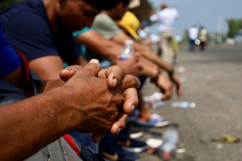 &copy; Reuters. Migrants wait to board a bus, before being transferred to Tuxtla Gutierrez, to continue their procedures and obtain the 45-day Multiple Migrantes aguardam transferência para Tuxtla Gutierrez para seguir com trâmites para autorização de trânsito, em T