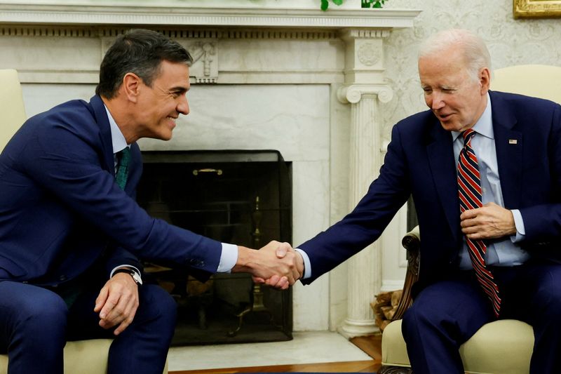 © Reuters. U.S. President Joe Biden and Spanish Prime Minister Pedro Sanchez shake hands in the Oval Office at the White House in Washington, U.S. May 12, 2023.