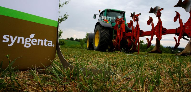 &copy; Reuters. Le logo du fabricant suisse de produits agrochimiques Syngenta dans une ferme du village de Geispitzen, en France. /Photo d'archives/REUTERS/Arnd Wiegmann