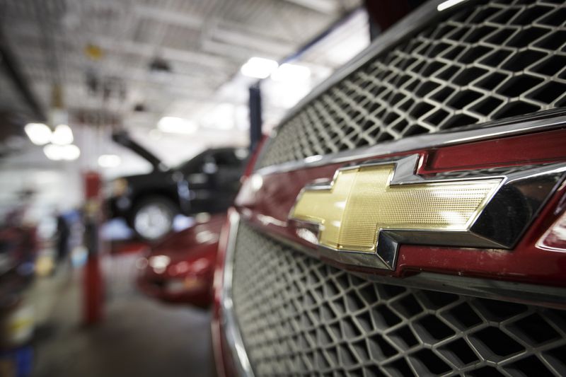 &copy; Reuters. FILE PHOTO: A Chevy Traverse sits in the shop for service on a recall repair at Raymond Chevrolet in Antioch, Illinois, July 17, 2014. REUTERS/John Gress 